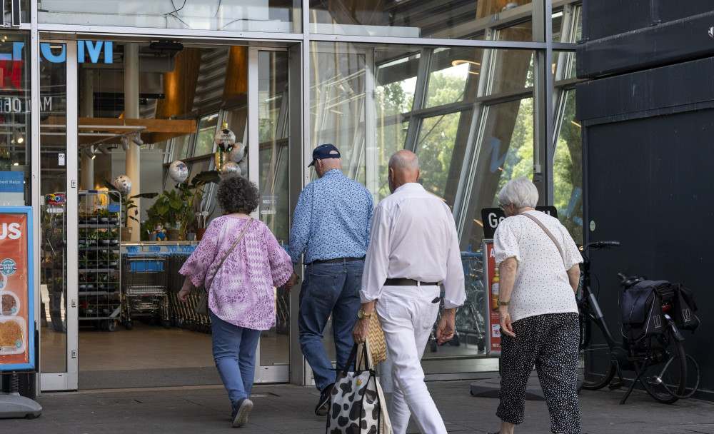 Vier personen stappen supermarkt binnen